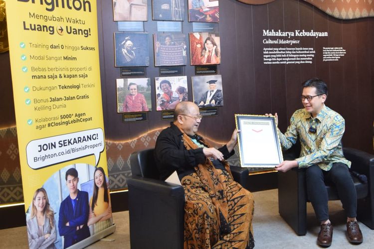 Rekor MURI diterima oleh Brighton Real Estate Indonesia.