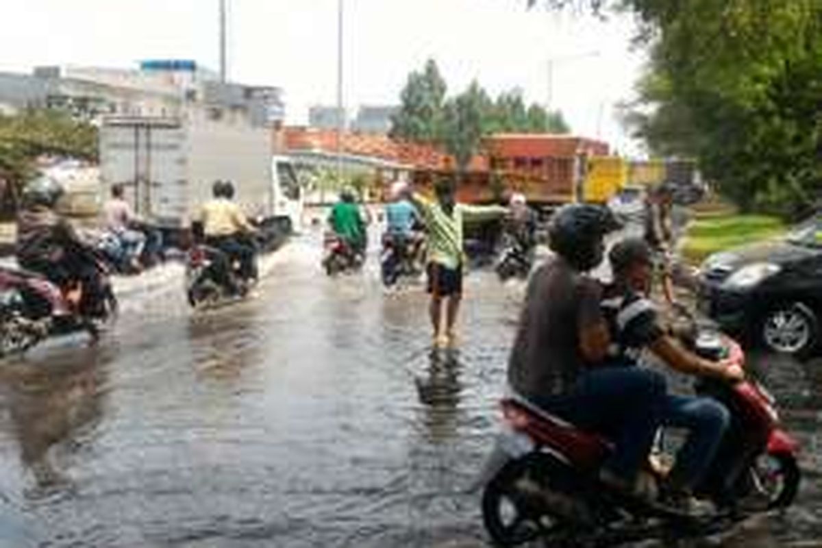 Ruas Jalan Tubagus Angke, tepatnya dari arah Pesing menuju Angke, Jakarta Barat, tergenang banjir rob hingga kedalaman 15 sentimeter.