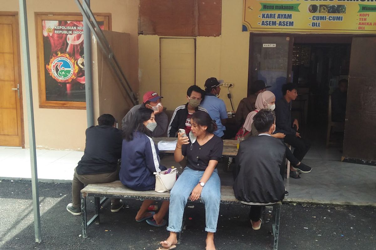 Para korban investasi bodong saat berada di Mapolres Lamongan dalam rangka pelaporan, Senin (31/1/2022).