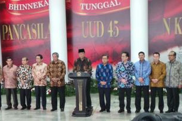 Ketua MPR Sidharto Danusubroto saat memberikan keterangan pada pers mengenai hasil rapat bersama pimpinan kepala negara, di Gedung MPR, Senayan, Jakarta, Kamis (20/3/2014).