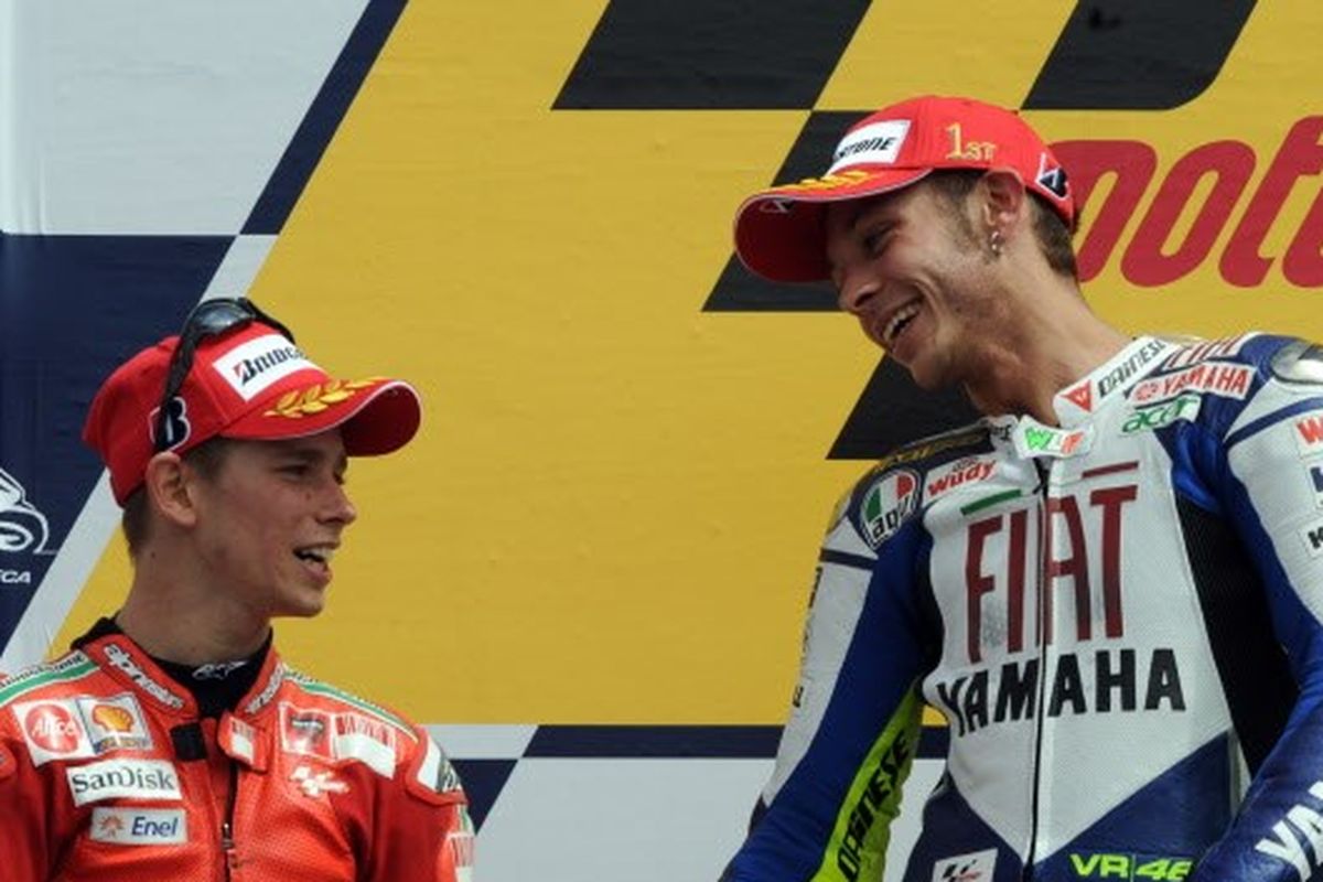 Casey Stoner dan Valentino Rossi di podium juara pada MotoGP Laguna Seca 2008.