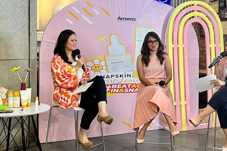 Ditta Amalia selaku Amway Indonesia Body and Beauty Brand Manager (kiri) dan Dr. M. Indah Maharani, SpKK, Dokter Spesialis Kulit (kanan) dalam sesi talkshow yang membahas seputar kondisi jerawat dan produk Snapskin Acne Series 