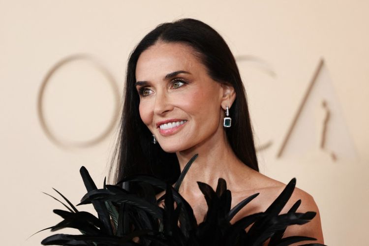 Pesona Demi Moore Berbalut Gaun Bulu Gucci di Oscars 2026