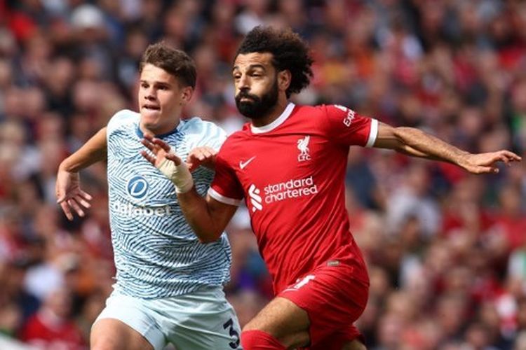 Bek Bournemouth, Milos Kerkez, dan pemain Liverpool, Mohamed Salah, berebut bola pada pekan kedua Premier League 2023-2024 yang mempertemukan Liverpool vs Bournemouth di Stadion Anfield pada 19 Agustus 2023. 