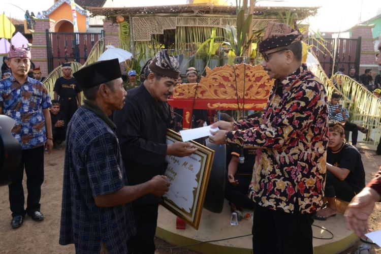 Menteri Pariwisata (Menpar) Arief Yahya ikut larut dalam ritual Seblang Olehsari, Banyuwangi, Senin (18/6). Menpar ikut memborong 100 kembang dermo dalam ritual sakral dan penuh warna ini.