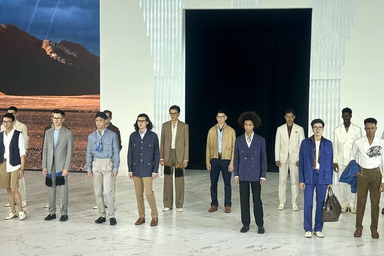 Koleksi Desert Rain dari Laxmi Tailors dalam pegelaran Senayan City Fashion Nation ke-19 di Senayan City, Jakarta Pusat, Kamis (25/9/2025).