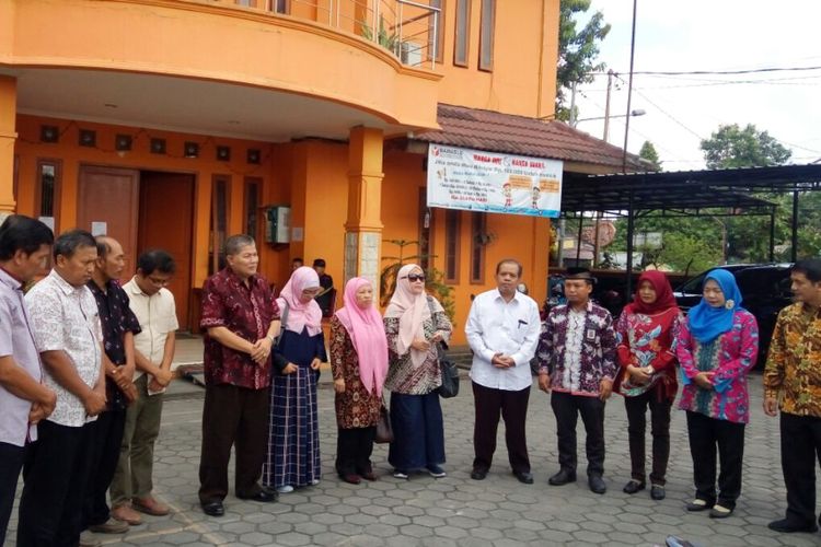 Penggiat Demokrasi yang tergabung dalam Rumah Indonesia bersama Bawaslu DIY saat berdoa bersama untuk petugas KPPS, anggota Polri yang meninggal dunia dan sakit. Doa bersama ini digelar di depan kantor Bawaslu DIY, Kamis (02/05/2019)