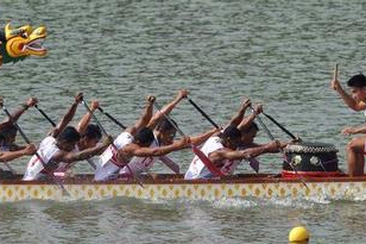 Tim perahu naga putra Indonesia, yang menyabet medali emas pertama bagi kontingen Indonesia di Asian Games XVI, Kamis (18/11/10).
