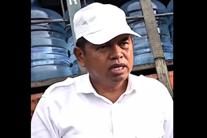 “Untung Ada Gubernur Konten”, Aksi Dedi Mulyadi Bantu Evakuasi Truk Galon Terguling di Subang