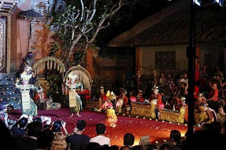Turis asing menikmati pertunjukan tari Bali di Puri Saren Agung Ubud, Kabupaten Gianyar, Bali, Sabtu (6/8/2016). Bulan Juli hingga Agustus menjadi puncak jumlah kunjungan wisatawan asing di Ubud. 