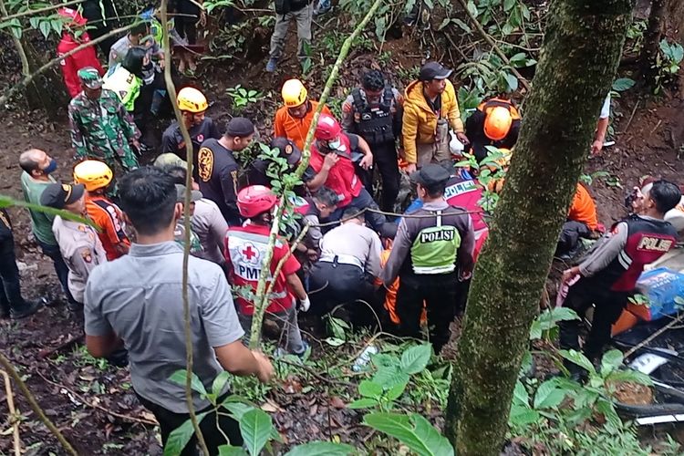 Sebuah bus rombongan wisata dari Kota Semarang masuk jurang sedalam lebih dari 10 meter di jalur maut Sarangan - Tawangmangu.. Bus diduga mengalaminkwrusakan rem sehingga menabrak beai pembatas jalan dan masuk jurang sedalam lebih dari 10 meter.