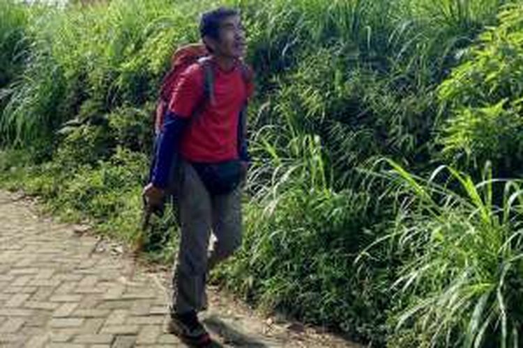 Willem Sigar Tasiam (58) memulai pendakian Gunung Butak-Panderman di Dusun Seruk (Toyomerto), Desa Pesanggrahan, Kecamatan Batu, Malang, Jawa Timur, Kamis (12/5/2016) pukul 07.43 WIB.