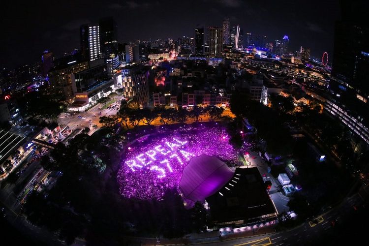 Peserta pawai tahunan Pink Dot, yang diorganisasi oleh komunitas LGBT Singapura, membentuk formasi bertuliskan cabut Undang-Undang 377A yang mengkriminalisasi kaum gay, di Taman Hong Lim, Singapura, 29 Juni 2019.