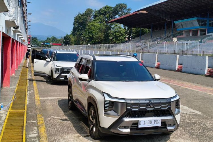 Pengujian Mitsubishi Destinator di Sirkuit Internasional Sentul.