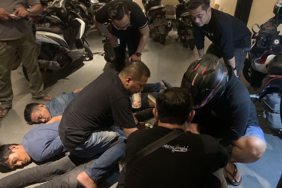 Tiga pelaku perampokan rumah dosen yang diringkus polisi di salah satu penginapan kelas melati di wilayah Kecamatan Mariso, Kota Makassar, Sulsel, Jumat (16/2/2024) dini hari.