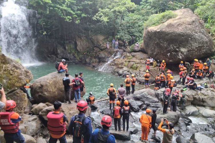 Tim SAR Gabungan akhirnya berhasil menemukan dua orang gadis yang tenggelam di lokasi wisata Air Terjun Jami, Kecamatan Tompobulu, Kabupaten Maros, Sabtu (13/7/2024) pagi.