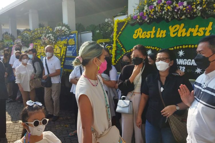 Aktris Joanna Alexandra tiba di Rumah Sakit Pusat Angkatan Darat (RSPAD) Gatot Subroto, Jakarta Pusat, Minggu (9/5/2021) untuk ibadah pelepasan dan  penutupan peti mediang suaminya, Raditya Oloan.