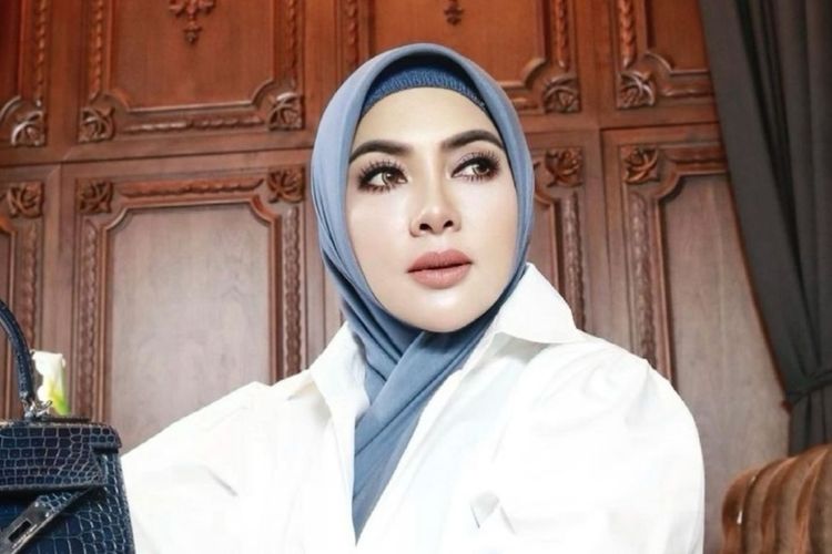 Penyanyi Syahrini berpose dalam akun Instagram-nya.