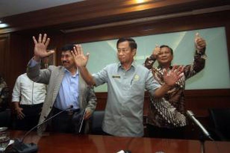 Ketua Umum Persatuan Purnawirawan dan Warakawuri TNI dan Polri (Pepabri) Agum Gumelar (tengah) bersama bakal calon presiden dari Partai Gerindra Prabowo Subianto (kanan), dan mantan Menteri Penerangan Yunus Yosfiah usai menggelar pertemuan di Kantor Pepabri, Selasa (22/4/2014). Dalam pertemuan tersebut Prabowo menyampaikan visi dan misinya untuk maju sebagai presiden pada pilpres Juli mendatang.