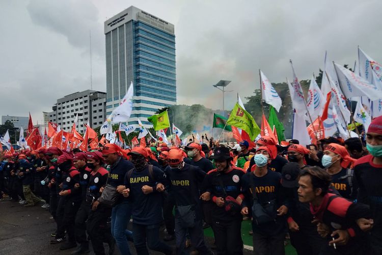 Foto 10 daerah umr tertinggi di indonesia 2023 karawang juaranya