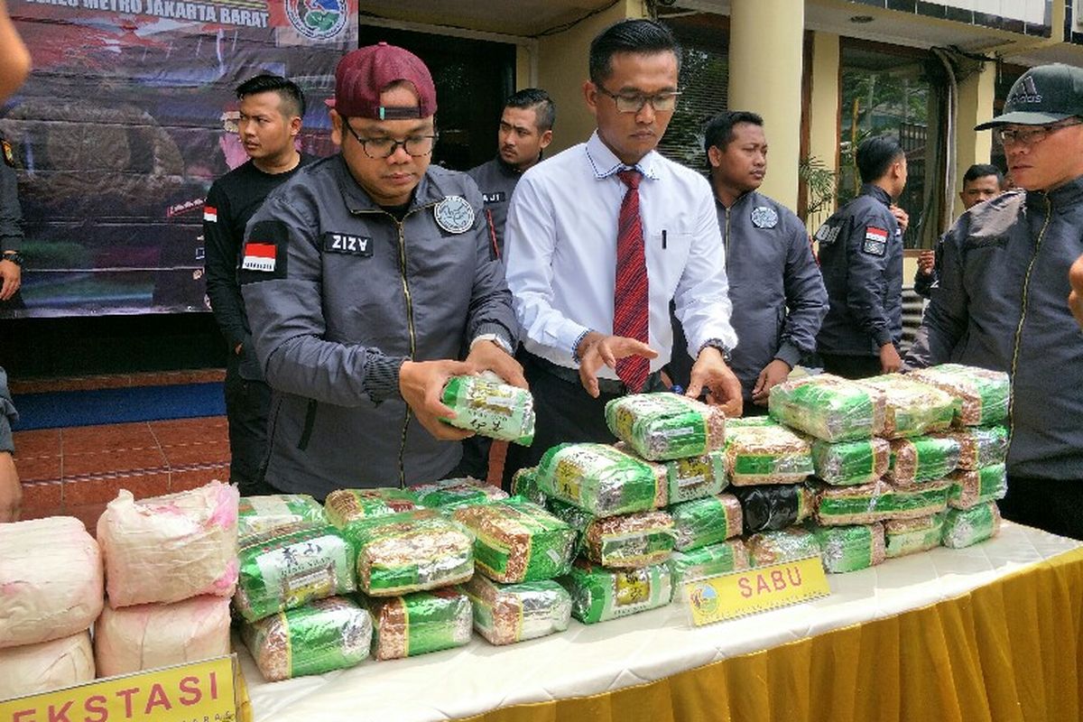 Polres Metro Jakarta Barat, Senin (26/11/2018), membeberkan kasus penyelundupan shabu-shabu dan ekstasi di Pelabuhan Nelayan Cilegon, Banten, yang terbongkar pada Minggu kemarin.