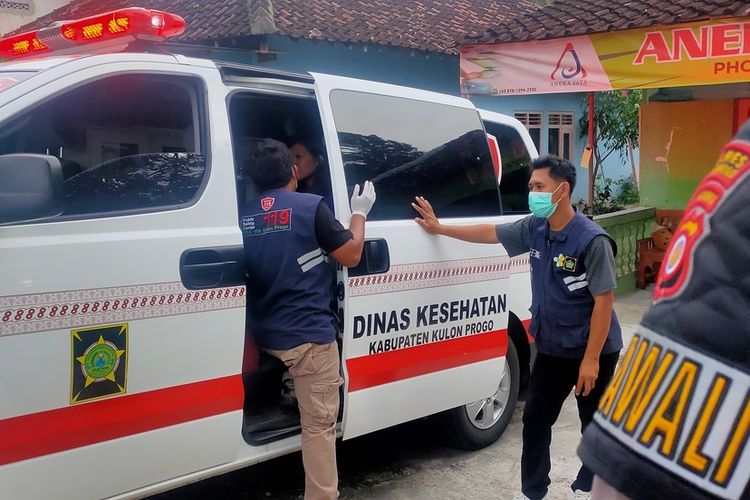 Polisi amankan seorang warga yang diduga mau bunuh diri di perlintasan sebidang kereta api di Wates, Kulon Progo, Daerah Istimewa Yogyakarta. Relawan medis PSC Kulon Progo memberi pertolongan untuk membantu menenangkan perempuan itu.