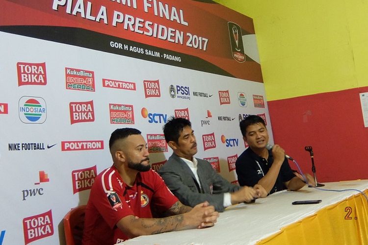 Pelatih dan kapten Semen Padang, Nilmaizar (tengah) dan Marcel Sacramento (merah), hadir pada jumpa pers seusai laga kontra Arema FC di Stadion H Agus Salim, Kamis (2/3/2017).