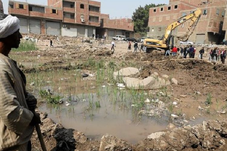 Warga distrik Mattarya (al-Matarija) di Kairo timur menyaksikan penggalian patung firaun tersebut, awal Maret 2017. Distrik ini merupakan kawasan permukiman kelas menengah bawah yang miskin, tetapi dahulu merupakan pusat dinasti Firaun Mesir.