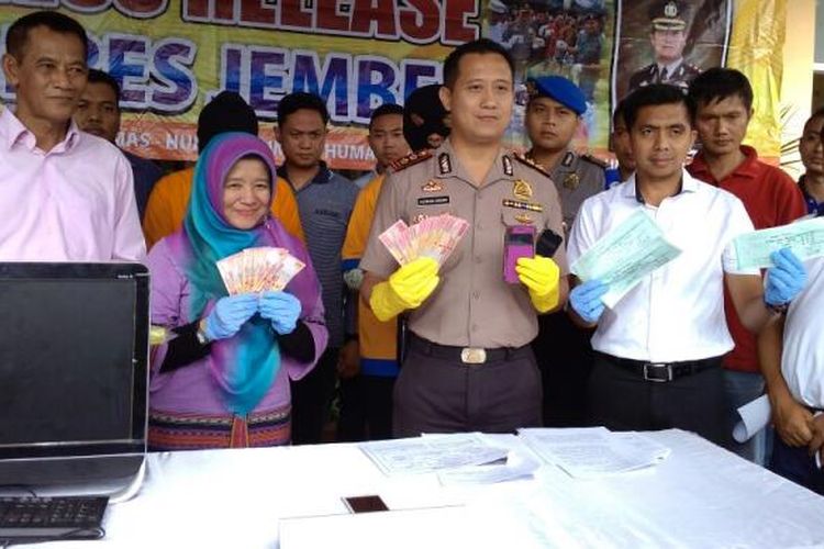 Kapolres Jember AKBP Kusworo Wibowo, menunjukkan barang bukti pungutan liar yang dilakukan oknum pejabat di Dinas Perindustrian dan Perdagangan, Jumat (3/2/2017)