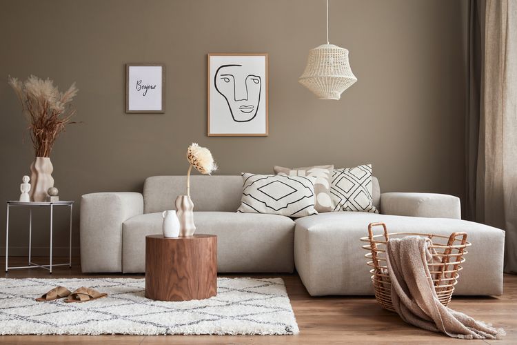 Ilustrasi rusng tamu warna beige dengan sofa modular. 