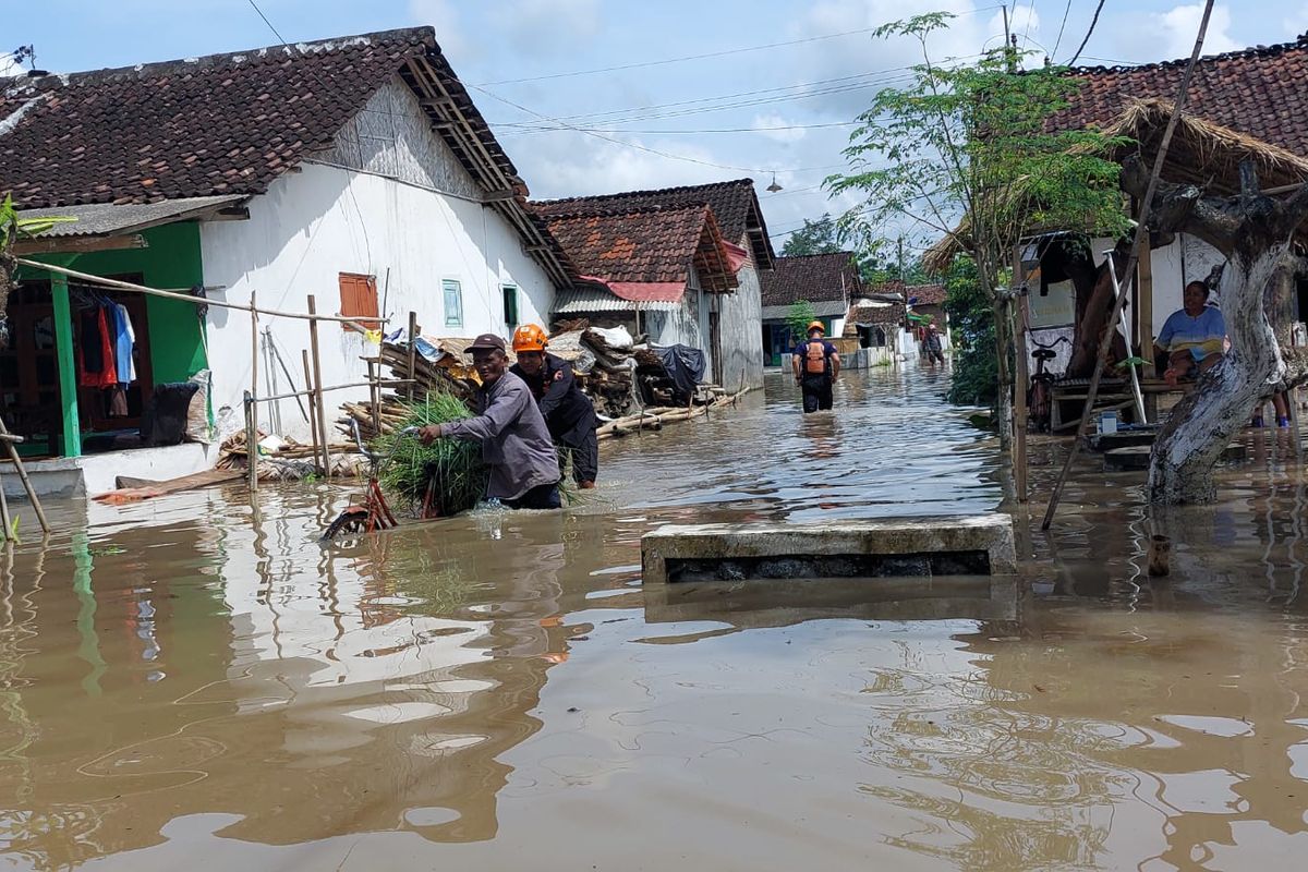 Banjir genangi pemukiman warga di Kecamatan Rowokangkung, Lumajang, Senin (7/11/2022)