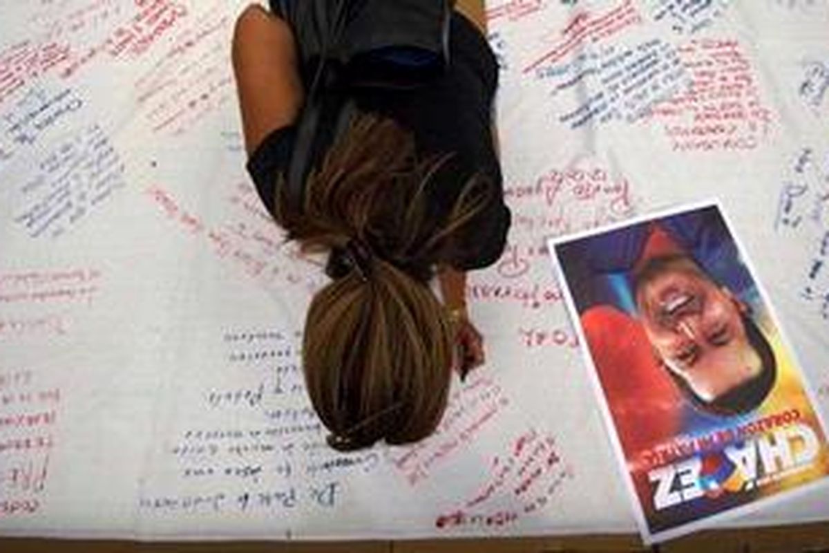 Seorang pendukung Presiden Venezuela, Hugo Chavez menuliskan doa kesembuhan untuk sang pemimpin di ibu kota Caracas. Chavez kembali menjalani perawatan kanker di Kuba.