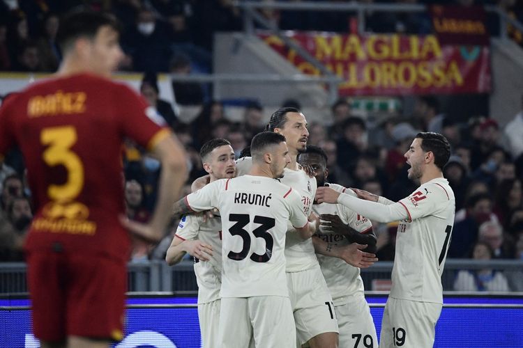 Para pemain AC Milan merayakan gol Zlatan Ibrahimovic ke gawang AS Roma pada laga pekan ke-11 Liga Italia 2021-2022 di Stadion Olimpico, Roma, Senin (1/11/2021) dini hari WIB.