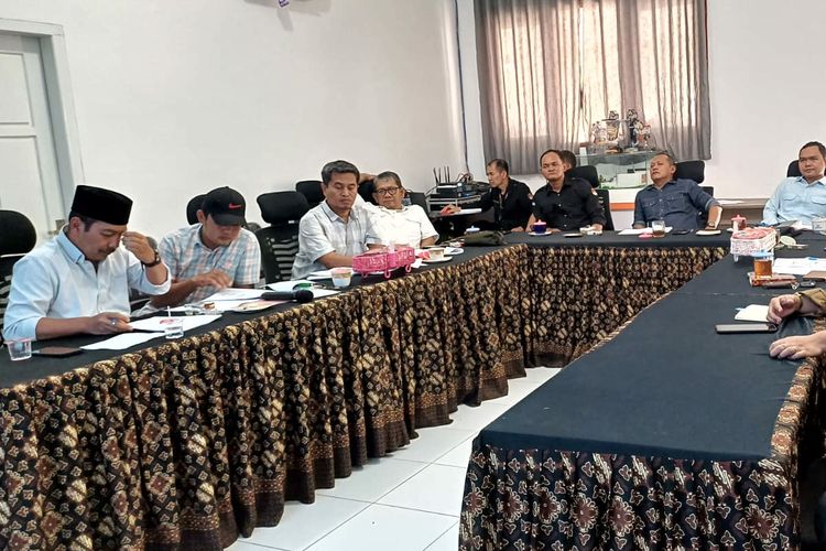Rapat koordinasi pelaksanaan debat ketiga di Kantor KPU Kabupaten Blitar yang dihadiri perwakilan dari Paslon Rijanto-Beky Herdihansah dan paslon Rini Syarifah-Abdul Ghoni, Rabu (13/11/2024)