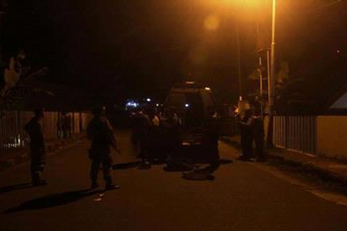 Pengambilan barang yang dicurigai bom di dua tempat di Ambon, Senin (26/9/2011) malam.