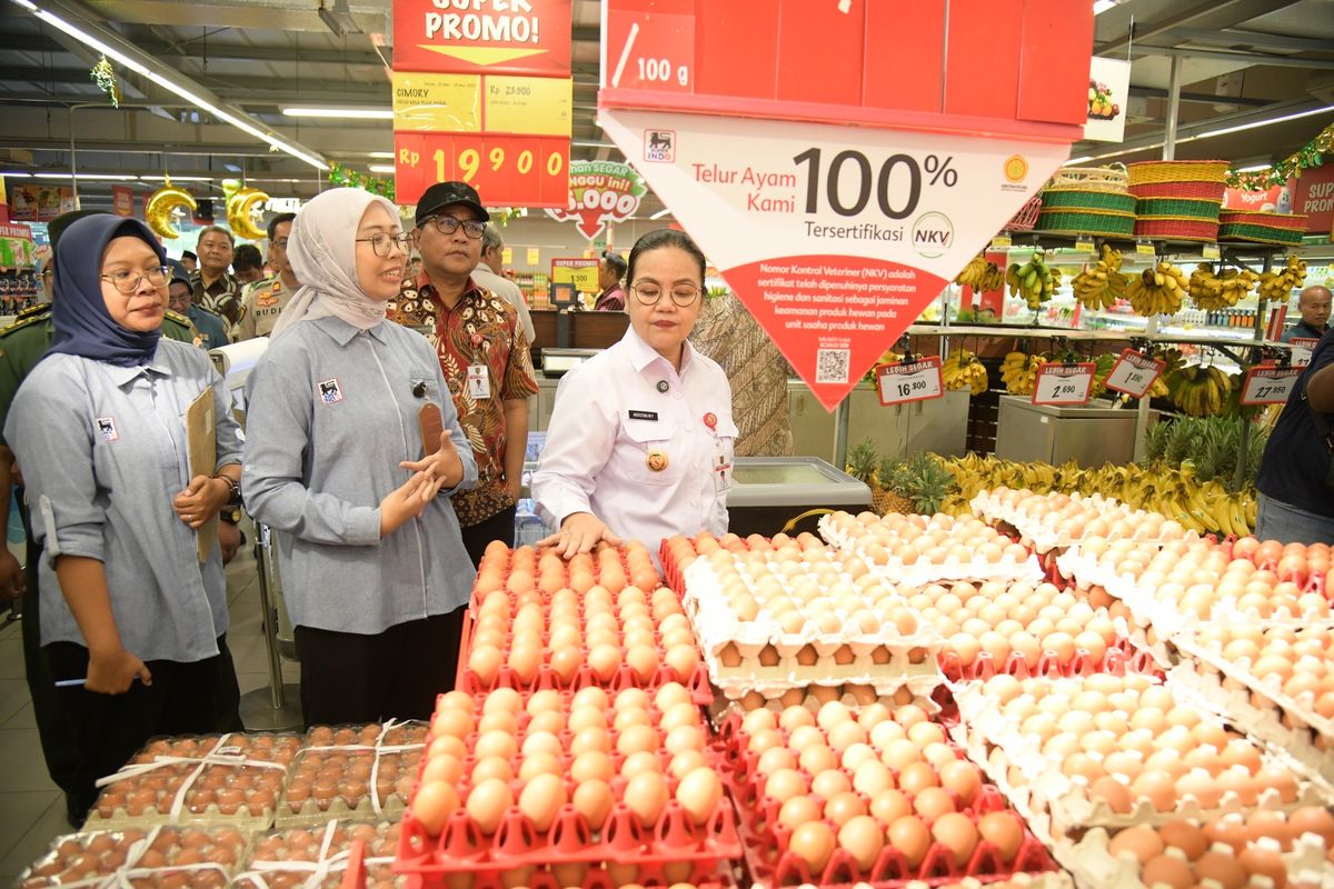Wali Kota Semarang Agustina Wilujeng bersama jajaran Forum Koordinasi Pimpinan Daerah (Forkopimda) Kota Semarang melakukan pemantauan ketersediaan dan harga bahan pokok serta kesiapan arus mudik Jelang Hari Besar Keagamaan Nasional (HBKN) Idul Fitri di berbagai titik strategis di Kota Semarang, Selasa (25/3/2025). 

