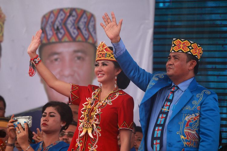 Pasangan bakal calon gubernur dan bakal calon wakil gubernur Kalbar, Karolin Margret Natasa dan Suryadman Gidot menyapa massa pendukung dan simpatisan dalam deklarasi yang dipusatkan di Rumah Reading, Pontianak, Kalimantan Barat (10/1/2018).