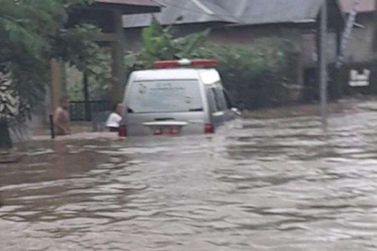 Mobil ambulans yang membawa ibu hamil terjebak banjir di Kecamatan Bone, Kabupaten Bone Bolango, Senin (22/8/2022).
