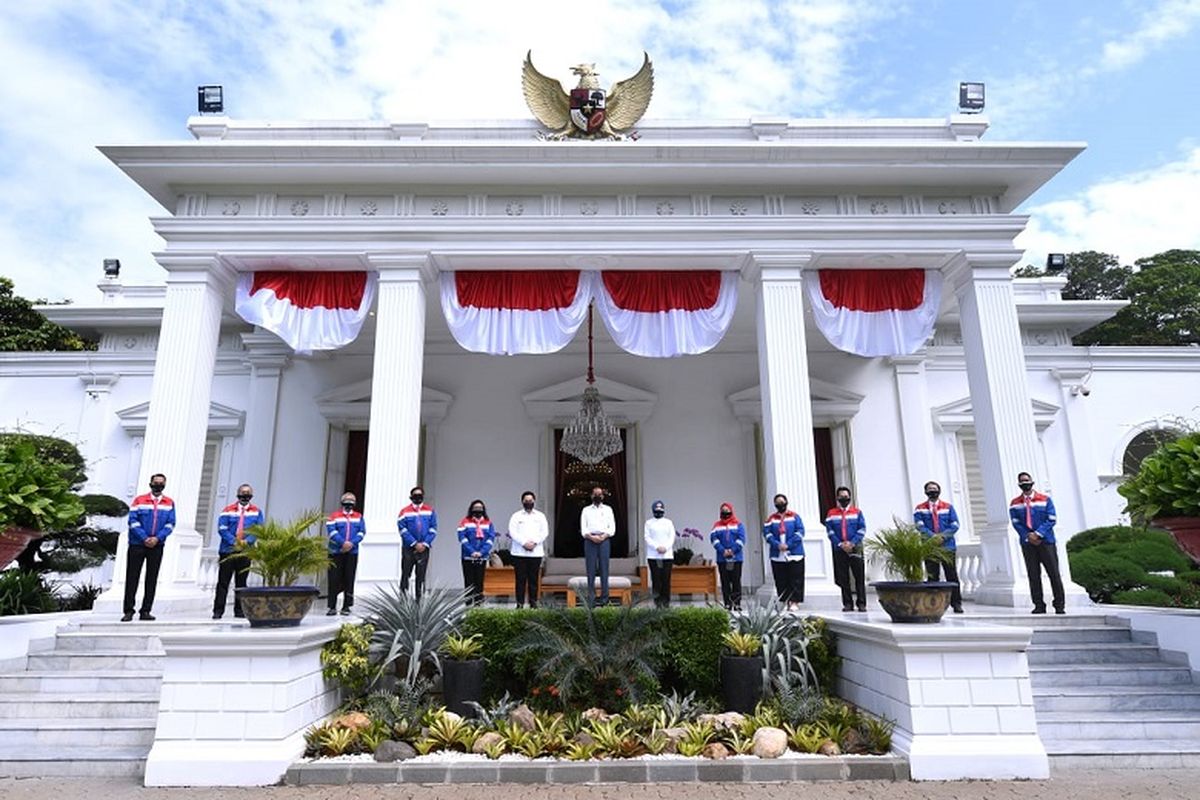 Presiden Jokowi bersama dengan sepuluk pekerja PHR di Istana Merdeka 