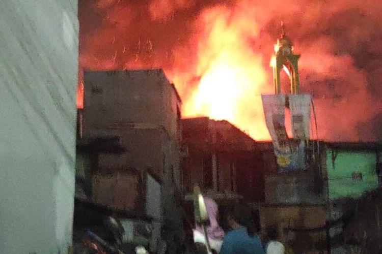 Kebakaran terjadi di Jalan Warung Gantung, Kampung Kojan, Kelurahan Kalideres, Kecamatan Kalideres, Jakarta Barat, pada Jumat (8/4/2022) malam.