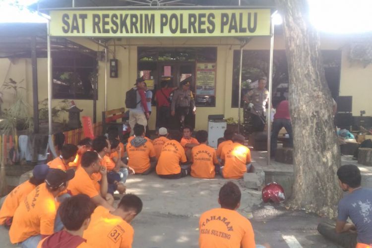 Polisi menahan 45 tersangka pelaku penjarahan fasilitas umum di Palu, Sulawesi Tengah, pasca-gempa dan tsunami pada Jumat (28/9/2018).