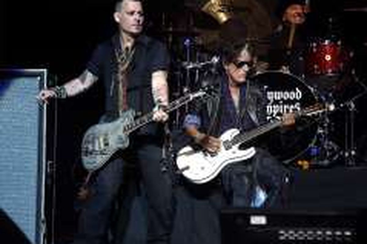 Johnny Depp dan Joe Perry dari band Hollywood Vampires tampil di Ford Ampitheater di Coney Island Boardwalk, Minggu (10/7/2016).