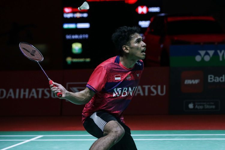 Tunggal putra Indonesia Chico Aura Dwi Wardoyo bertanding melawan wakil Hong Kong, Ng Ka Long Angus pada semifinal Indonesia Masters 2023 di Istora Senayan, Jakarta, Sabtu (28/1/2023). Chico melaju ke final setelah menang dengan skor 17-21, 27-25, dan 22-20.