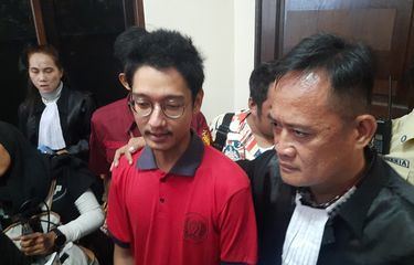 Armor Toreador (25), terpidana kasus KDRT selebgram Cut Intan Nabila usai divonis 4,5 tahun penjara oleh majelis hakim Pengadilan Negeri (PN) Cibinong, dalam sidang putusan pada Selasa (7/1/2025). Armor didampingi kuasa hukumnya ketika memberi pernyataan kepada awak media.