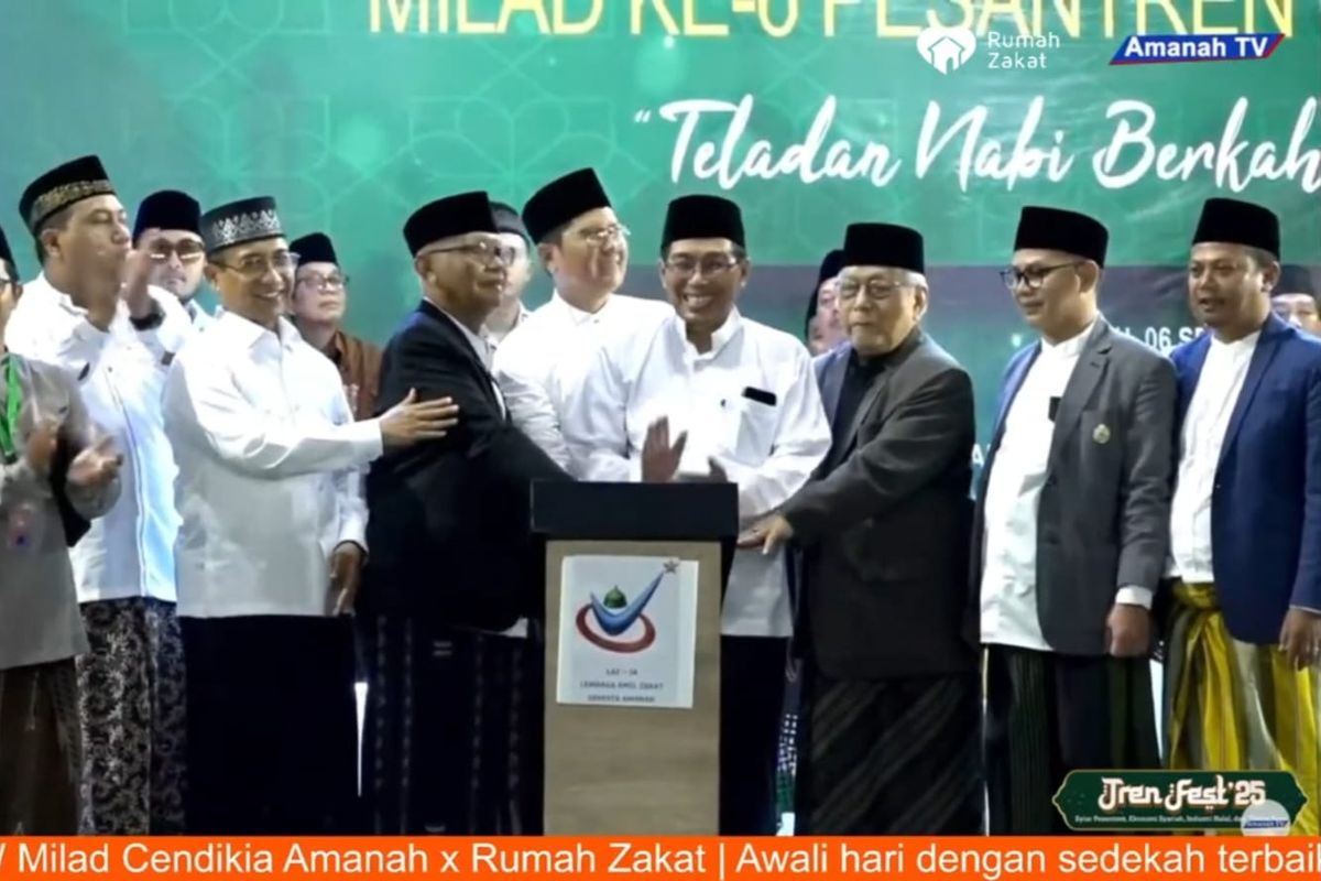 Penyerahan SK LAZIA berlangsung bertepatan dengan acara Maulid Nabi Muhammad SAW di Pondok Pesantren Cendikia Amanah asuhan KH Cholil Nafis, Sabtu (6/9/2025).

