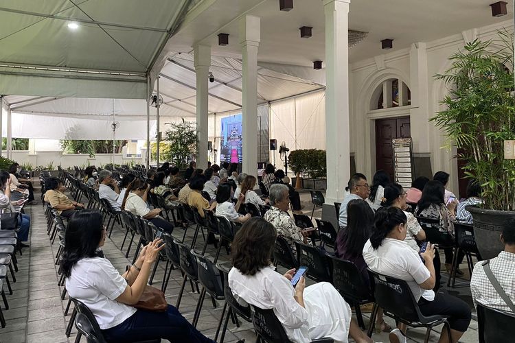 Suasana depan Gereja Katolik Paroki Hati Kudus Yesus Katedral Surabaya, Kamis (28/3/2024).