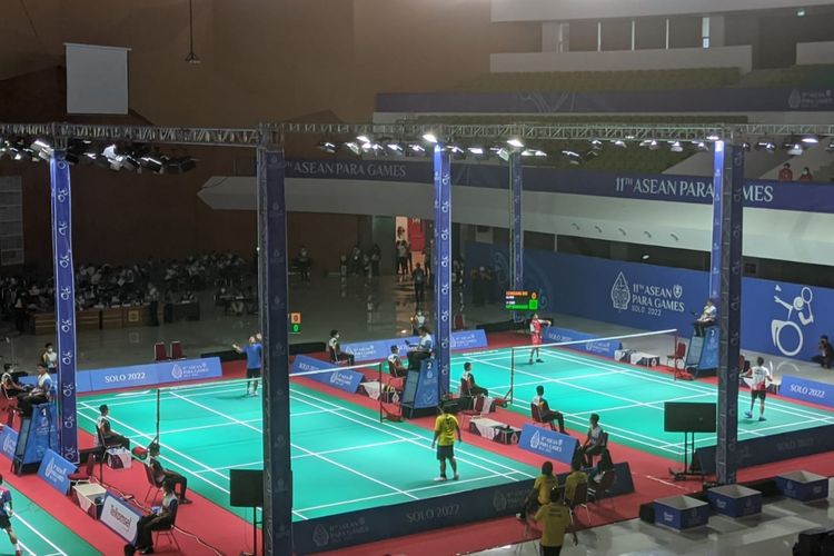 Suasana pertandingan cabang olahraga (cabor) bulu tangkis ASEAN Para Games 2022 di Edutorium UMS, Senin (1/8/2022). 