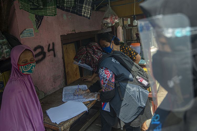 Petugas Badan Pusat Statistik (BPS) melakukan sensus penduduk secara langsung ke permukiman warga di Kebon Bawang, Tanjung Priok, Jakarta, Selasa (1/9/2020). BPS melakukan sensus penduduk secara tatap muka mulai 1 September 2020 untuk mencatat penduduk Indonesia yang belum mengikuti sensus penduduk secara daring. Sebelumnya, sebanyak 54,1 juta penduduk terdaftar dalam sensus penduduk yang dilaksanakan secara daring sejak 15 Februari 2020 hingga 29 Mei 2020.