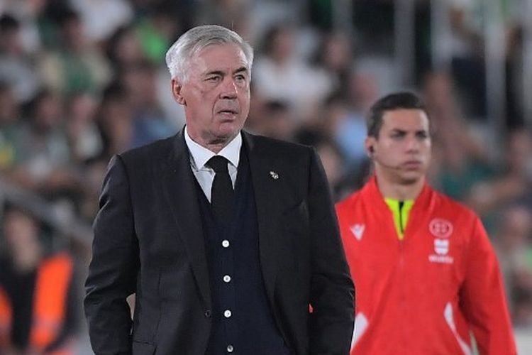 Pelatih Real Madrid Carlo Ancelotti mendampingi anak-anak asuhnya pada laga tandang kontra Elche yang berlangsung di Stadion Manuel Martinez Valero, Kamis (20/10/2022) dini hari WIB. Kini, Ancelotti bakal mendampingi Real Madrid saat melawan RB Leipzig di Liga Champions 2022-2023 pada Rabu (26/10/2022).