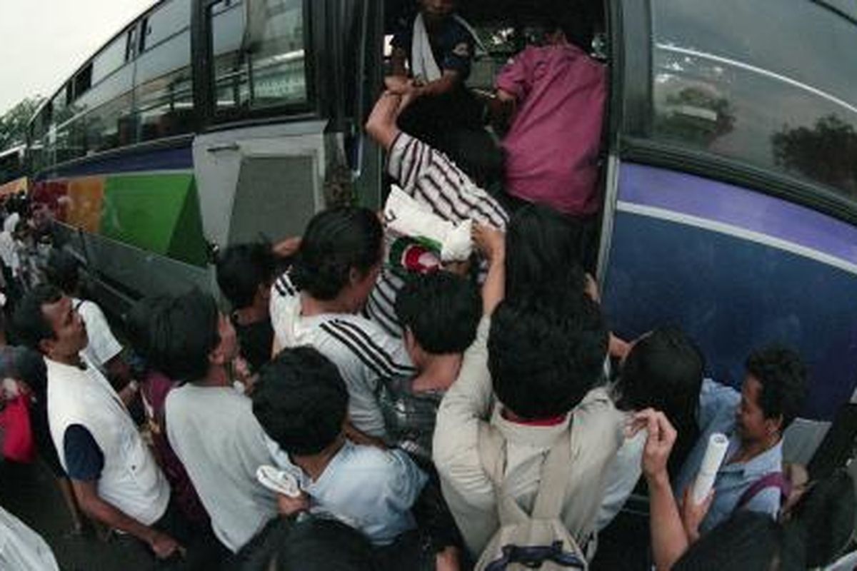 Arus calon penumpang mudik Lebaran di Terminal Pulogadung, Jakarta, terlihat padat, Senin (26/1/1998).